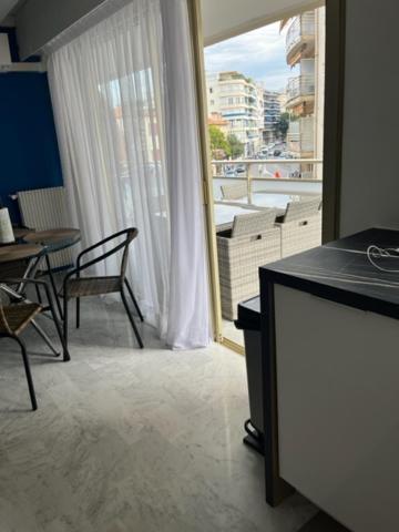 Emplacement De Premier Ordre En Bas Des Plages Et Des Commerces 주앙레핑 외부 사진